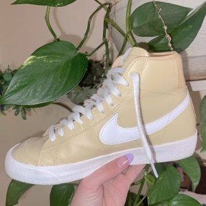 Nike Blazers Tan Size 7